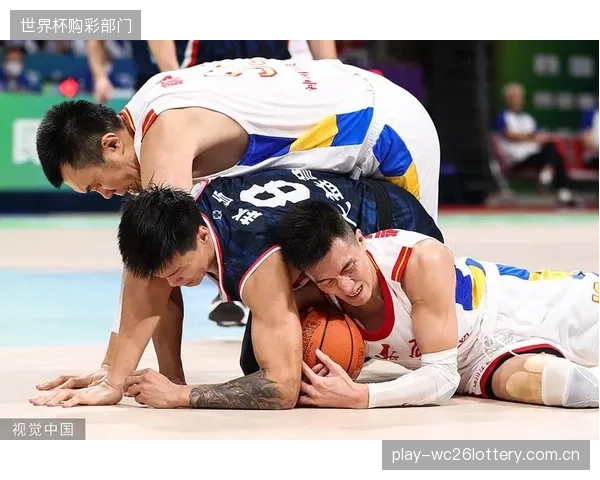 杜锋指导的传切体系依旧高效，广东队利用压迫式防守带动快速转换进攻。