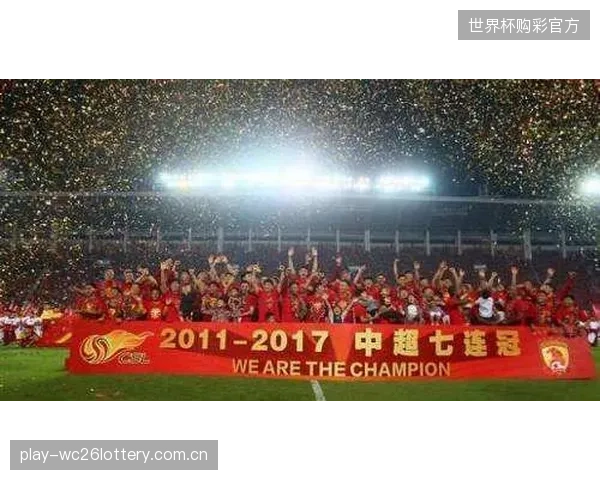 经典设计引发球迷怀旧潮,足球文化传承商业价值凸显。 经典设计引发球迷怀旧潮,足球文化传承商业价值凸显。